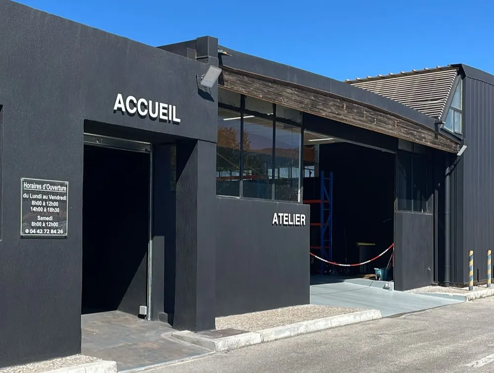Entrée de l'accueil et de l'atelier du garage Rapide Car Center avenue des Paluds à Aubagne