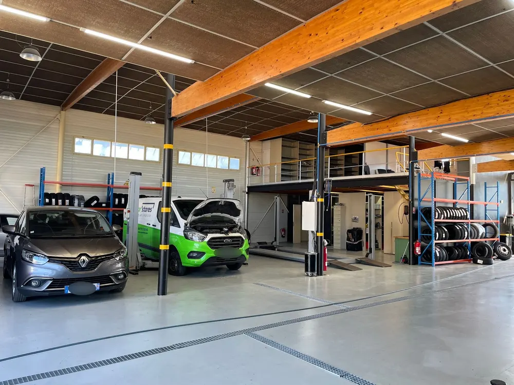 Ponts élévateurs et racks de pneus dans l'atelier Rapide Car Center à Aubagne
